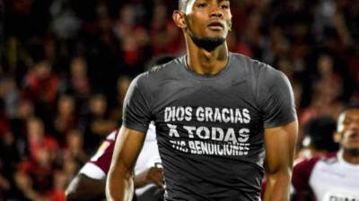 Jerry Bengtson fue sancionado por mostrar este mensaje religioso en su camiseta.