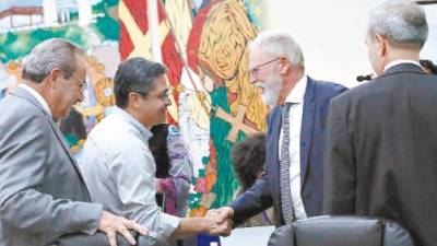 El presidente Juan Orlando Hernández se reunió con los representantes de los países miembros del G-16.