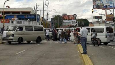 Los dueños de las unidades del transporte demandan que les autoricen sus permisos de operación.