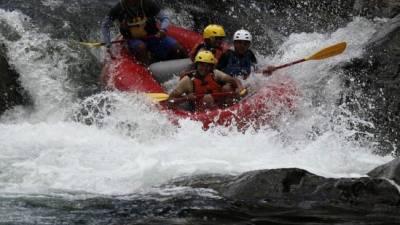 El rafting es una de las prácticas extremas que atrae a muchos turistas en el río Cangrejal