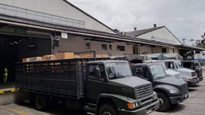 Varios camiones trasladaron la ayuda del Gobierno de Japón a bodegas del Gobierno guatemalteco./Prensa Libre.