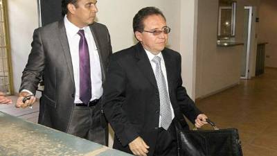 Enrique Flores Lanza -derecha- y su abogado defensor Raúl Suazo.