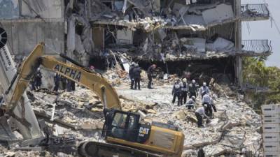 Más de 200 rescastistas trabajan día y noche en la búsqueda de los 150 desaparecidos bajo escombros de edificio derrumbado./AFP.