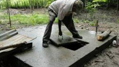 Los canales de aguas lluvias están azolvados de lodo y basura; personal de la Municipalidad trabaja en la limpieza.