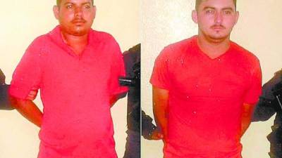 Los dos acusados de violar a una menor de 17 años al ser presentados por la Policía.