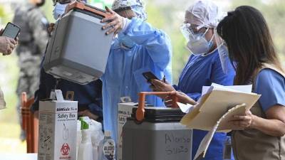 Recién a finales de febrero hicieron su llegada a Honduras las primeras dosis de la vacuna contra el covid-19, las que se priorizaron hacia el personal sanitario en la primera línea de combate contra la pandemia.