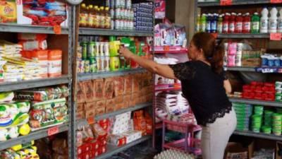 Imagen de una consumidora hondureña comprando en una tienda de Banasupro, ubicada en la zona norte.