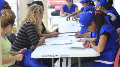 Las migrantes que llegaron al Centro de Atención al Migrante Retornado fueron registrados por los empleados del Gobierno para incluirlos en sus programas sociales.