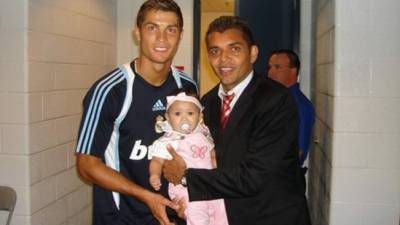 El exmediocampista Amado Guevara y su hija junto al crack luso Cristiano Ronaldo.