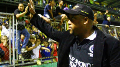 Medford agradece a la afición del Real España al final del partido ante Olimpia.