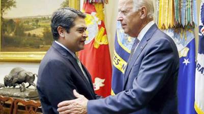 El presidente de Honduras, Juan Orlando Hernández, junto al vicepresidente de Estados Unidos, Joe Biden.