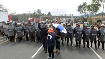 Este viernes un grupo de pobladores de Támara volvieron a protestar por que están siendo afectados por el bloqueo de llamadas de celulares en los centros penales.
