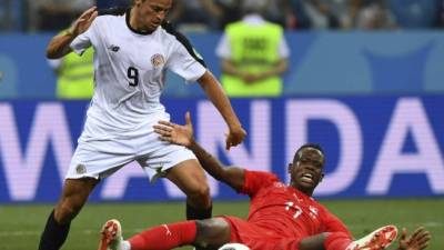 Switzerland's midfielder Denis Zakaria (R) vies vies for the ball with Costa Rica's forward Daniel Colindres Solera during the Russia 2018 World Cup Group E football match between Switzerland and Costa Rica at the Nizhny Novgorod Stadium in Nizhny Novgorod on June 27, 2018. / AFP PHOTO / Martin BERNETTI / RESTRICTED TO EDITORIAL USE - NO MOBILE PUSH ALERTS/DOWNLOADS