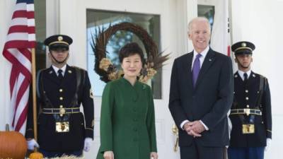 La presidenta surcoreana Park Geun-hye junto al vicepresidente estadounidense Joe Biden.