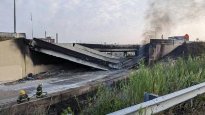 Un incendio causó el colapso de un puente en una de las principales autopistas de Estados Unidos.