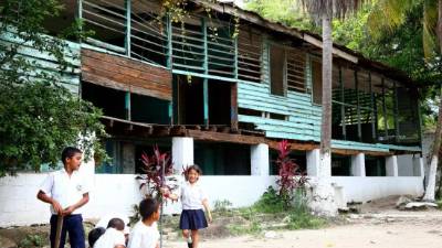Niños de la escuela Dionisio de Herrera realizan actividades cerca del edificio.