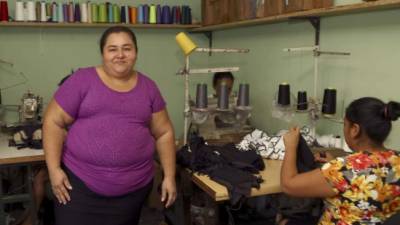 Para confeccionar mejor las prendas, Elva Nohemí ha logrado acondicionar una habitación donde hay un grupo de operarios trabajando.