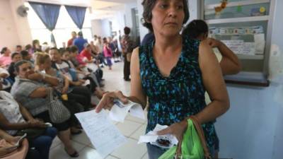 Suyapa Gonzales denunció que hizo fila por más de cuatro horas para recibir su medicina, pero no había en la farmacia.