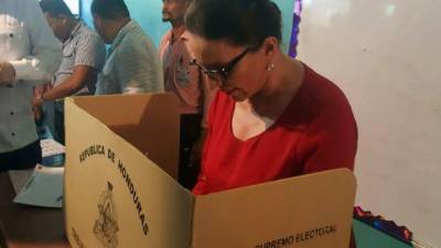 Momentos en que Xiomara Castro de Zelaya ejercía su voto.