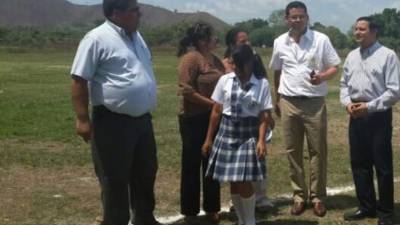 El ministro Marlon Escoto, autoridades de la Normal y el diputado Chedrani.