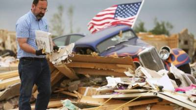 Dan Wassman de Vilonia, Arkansas, regresó ayer a su casa destruida.