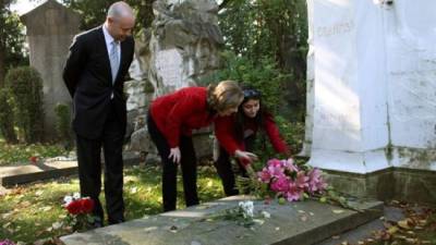 Imagen fechada en 2012 de la, entonces, primera dama chilena, Cecilia Morel, despositando un ramo de flores ante la tumba del compositor Ludwig Van Beethoven en el Cementerio Central de Viena. EFE/Archivo.