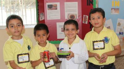 Primer grado explicó cómo la soda actúa en los metales.