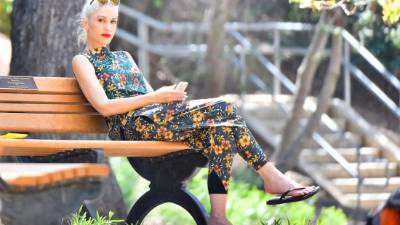 Gwen Renée Stefani, más conocida como Gwen Stefani, es una cantante, compositora y diseñadora de moda estadounidense.