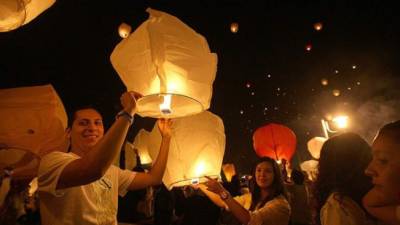 El año pasado fue un espectáculo el lanzamiento de linternas. Fotos: Marlon Laguna.