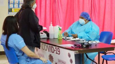 En los triajes de San Pedro Sula se ha visto en las últimas semanas un aumento de pacientes con síntomas de covid-19 que acuden a aplicarse una prueba. Fotos: Amílcar Izaguirre.