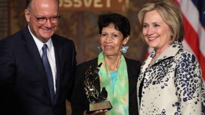 La exsecretaria de Estado de EEUU Hillary Clinton (derecha), la hondureña defensora de derechos humanos Virginia Martes Velasquez (Centro) y Joe DeGioia (izquierda), presidente de la Universidad de Georgetown.