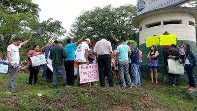 Familiares, compañeros y amigos de Kevin exigen su liberación con pancartas y gritos.