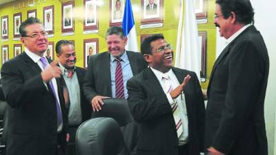 Mel Zelaya en el TSE para darle seguimiento al proceso.