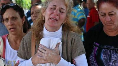 Inés González, madre de uno de los fallecidos en el desastre aéreo de este viernes en Cuba, fue registrada al llorar, tras salir del instituto de Medicina Legal donde se realiza la identificación de las víctimas. EFE
