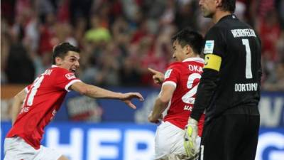 El japonés Shinji Okazaki festeja el primer gol del Mainz junto a Jonas Hofmann.