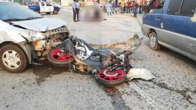 El momento cuando la jover era auxiliada para luego trasladarla al IHSS pero minutos después, lamentablemente falleció.