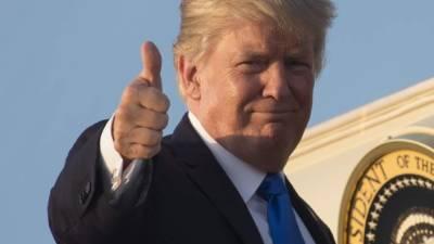 El mandatario estadounidense viajó a Francia, alejándose del escándalo de su hijo por su reunión con una abogada rusa. AFP.