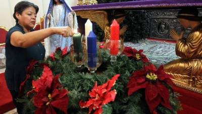 El inicio del Adviento se simboliza en una corona con luz de esperanza.