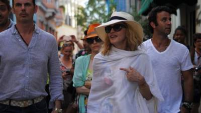 La cantante estadounidense Madonna, que cumplió 58 años, celebró el día con un paseo por las pintorescas calles de La Habana Vieja.