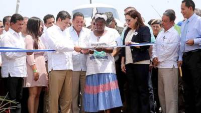 El presidente de Honduras, Juan Orlando Hernández, inauguró el aeródromo de Tela.