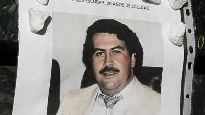 Imagen de archivo del 29 de noviembre de 2013, de una fotografía colocada en la tumba del narcotraficante Pablo Escobar en el cementerio Montesacro, al sur de Medellín (Colombia). El capo que realizó grandes envíos de cocaína a Estados Unidos, fue muerto por las fuerzas de seguridad el 2 de diciembre de 1993 cuando huía por los tejados de un barrio de Medellín, donde se ocultaba desde su fuga de la prisión La Catedral, que el Gobierno de César Gaviria (1990-1994) había construido para alojarlo. Este lunes 2 de diciembre de 2013 se cumplen 20 años de la muerte de Escobar. EFE