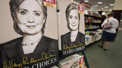 Hillary Clinton dedicó un capítulo completo de sus memorias a sus experiencias con América Latina, aunque el grueso de la narrativa se concentró en la cumbre de la Organización de Estados Americanos (OEA) en 2009 en Honduras, que abrió las puertas para el retorno de Cuba a la entidad. AFP