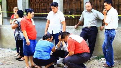 Familiares de las víctimas lloran y se lamentan tras conocer el trágico hecho.