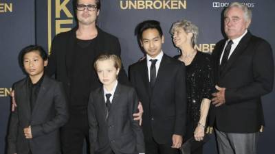 Angelina no podría haber tenido mejores 'representantes', ya que en su lugar acudieron su marido, Brad Pitt, tres de sus hijos, Maddox, de 13 años, Pax, de 11, y Shiloh, de 8, y los padres del actor, Jane y William