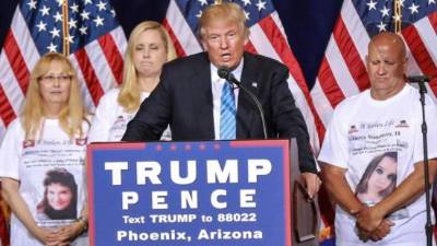 El magnate presentó a los familiares de víctimas de inmigrantes durante su campaña para señalar la amenaza que representan los indocumentados para EUA.