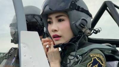 El sitio web del palacio real de Tailandia colapsó luego de que se divulgaran varias fotografías de la concubina oficial del rey Rama X, ungida a fines de julio, en una extraña apertura de la monarquía tailandesa, por lo general muy secreta.