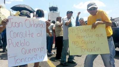 Los manifestantes piden a Juan Orlando Hernández que no cierre el aeropuerto.