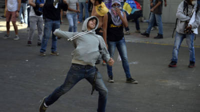 La oposición condeno los violentos actos de las protestas de ayer en el centro de Caracas.