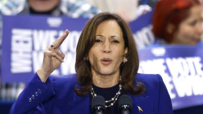La candidata presidencial demócrata a la vicepresidenta de Estados Unidos, Kamala Harris, sube al podio para hablar durante un mitin de campaña en el Parque Regional Craig Ranch en North Las Vegas, Nevada, EEUU, el 31 de octubre de 2024.