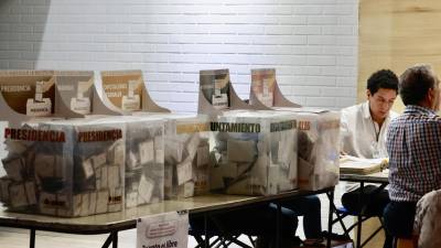 Cierre de centros de votación de las elecciones generales mexicanas este domingo, en un colegio electoral, en el municipio de Toluca en el Estado de México. Felipe Gutiérrez / EFE